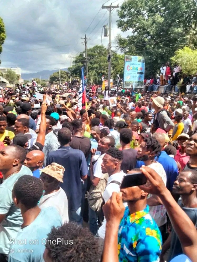 1656273125762 Pkizyè milye Lavalasyen manifeste nan lari Pòtoprens pou mande retou Jean Bertrand Aristide sou pouvwa