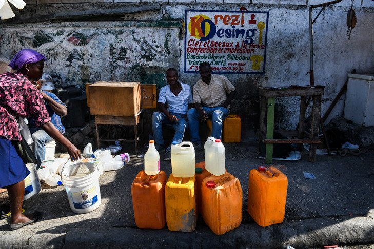 hommes revendent essence marche 5a 2019 Port Prince Haiti 1 729 486 Ayiti :  Kriz gaz la vin pi rèd, nan mache nwa pri yo triple, kisa ki lakòz paka gen gaz nan ponp yo ?